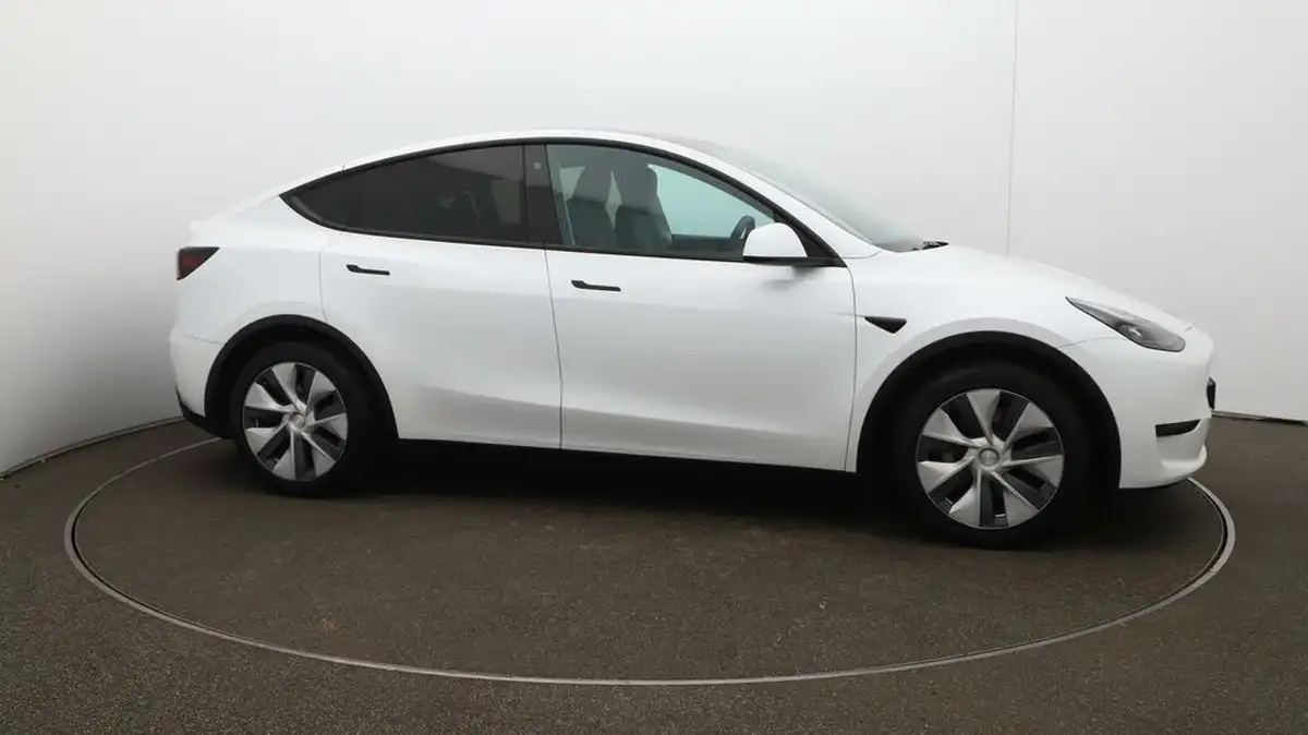 2023-tesla-model-y-e-rwd-big-39