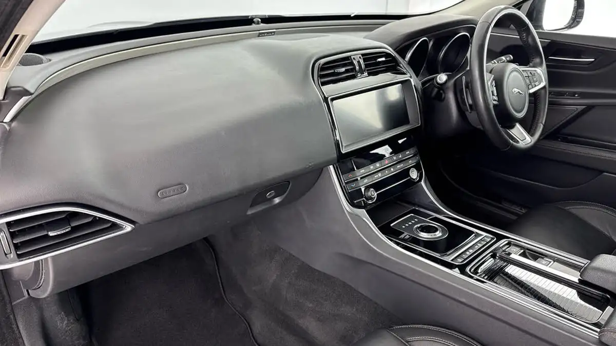 2019-jaguar-xe-20d-prestige-180ps-auto-big-9