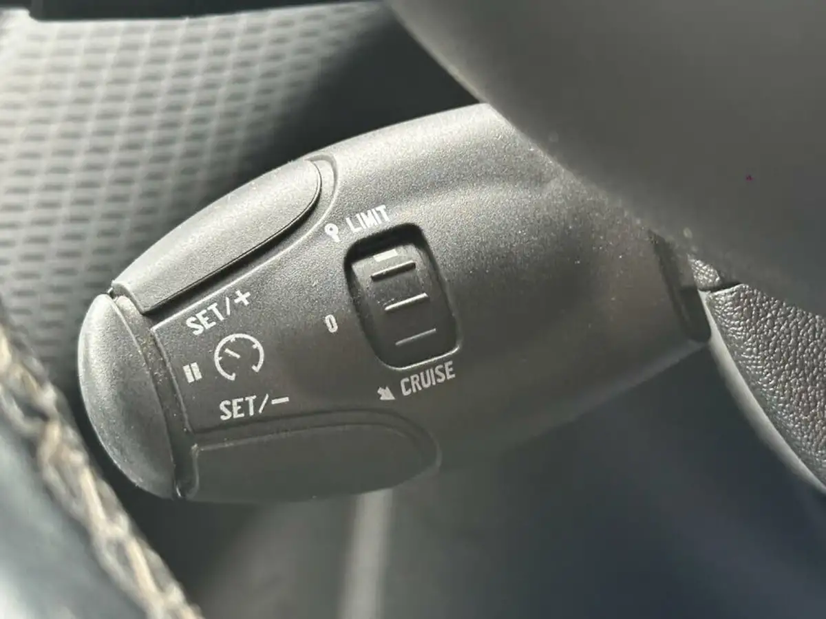 2017-peugeot-208-12-puretech-allure-82bhp-5d-big-18
