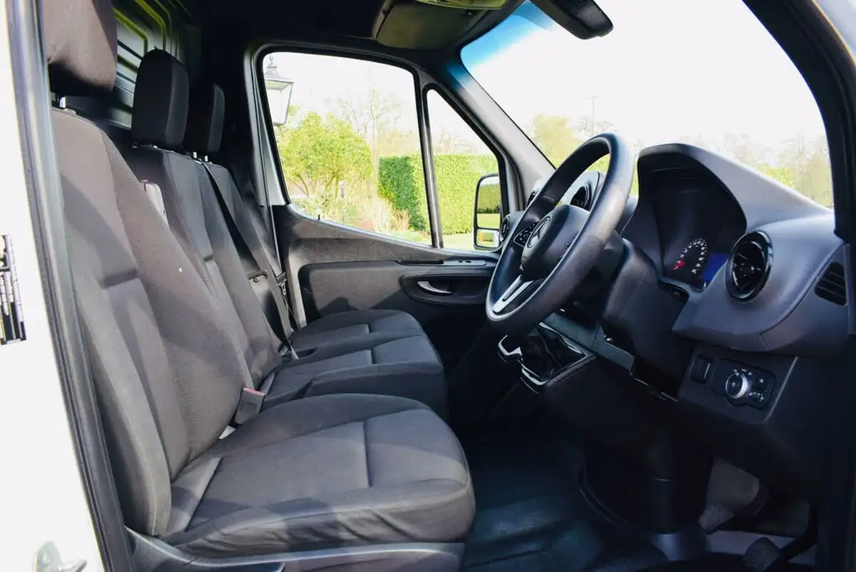 2023-mercedes-benz-sprinter-big-10