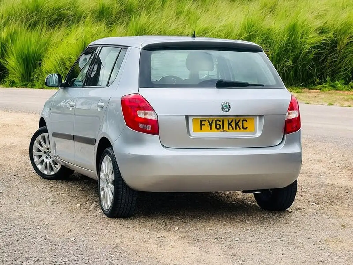 2011-skoda-fabia-12-elegance-12v-70bhp-hatchback-1198cc-big-14