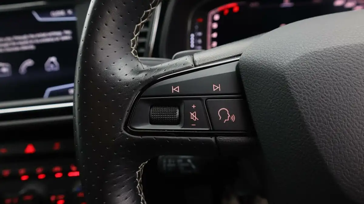 2020-seat-leon-20-tsi-cupra-300-lux-big-23