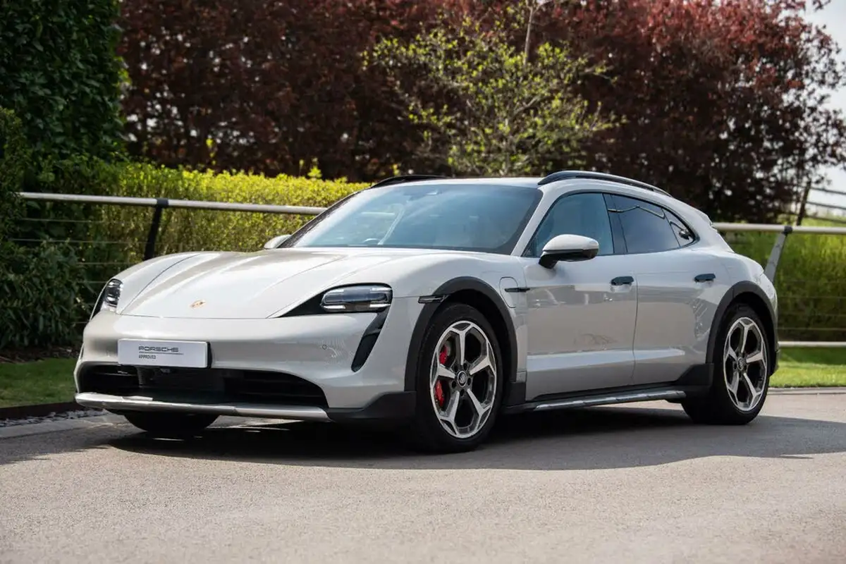 2023-porsche-taycan-e-4s-cross-turismo-big-30