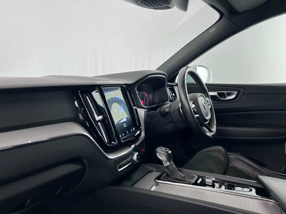 2019-volvo-xc60-20td-d4-r-design-4x4-ss-geartronic-big-16