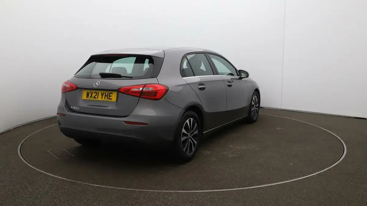 2021-mercedes-benz-a-class-15d-a180d-se-7g-dct-big-46
