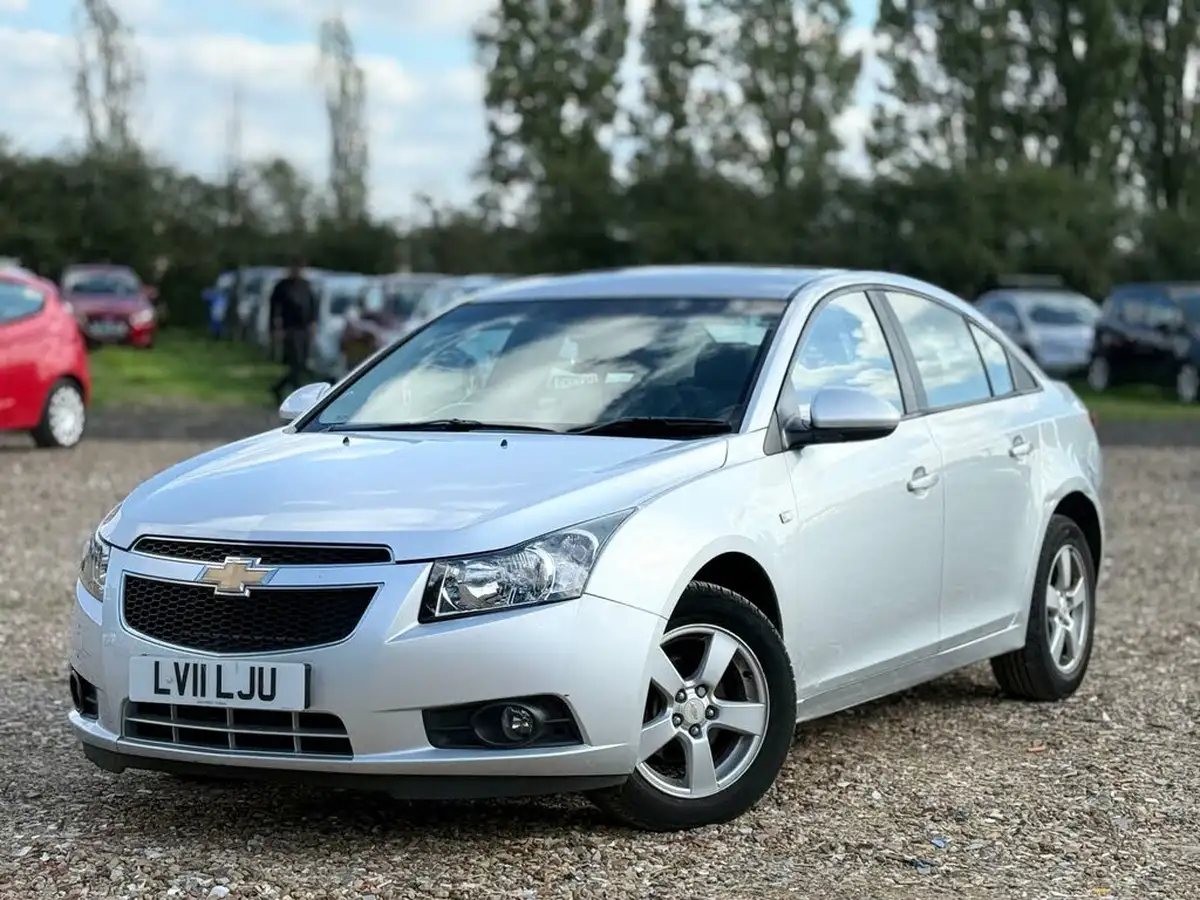 2011-chevrolet-cruze-16-ls-saloon-4d-auto-big-4