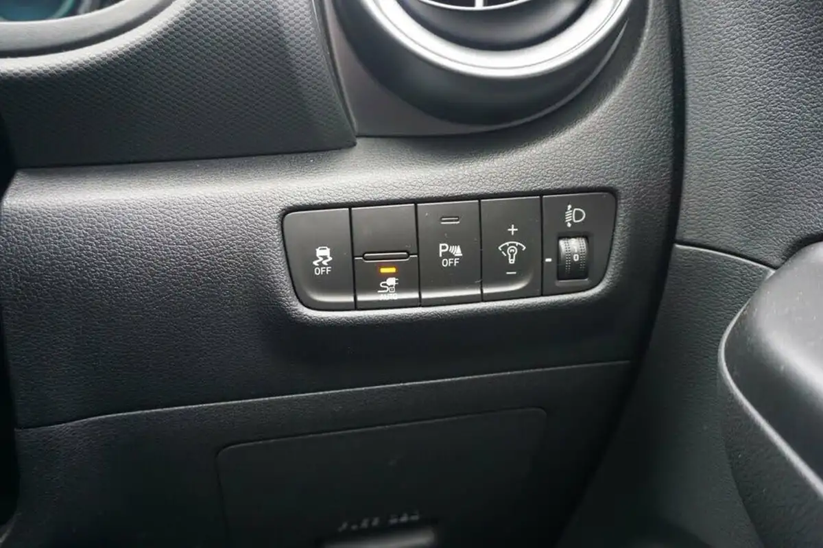 2023-hyundai-kona-e-se-connect-big-18