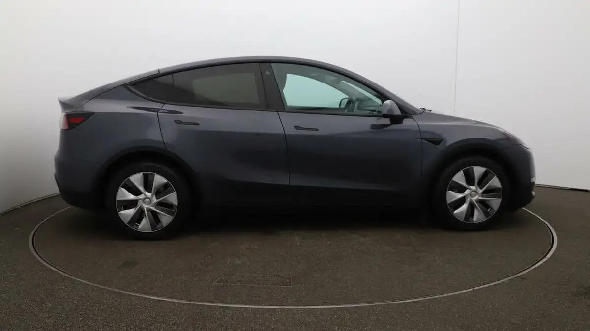 2022-tesla-model-y-e-long-range-big-42