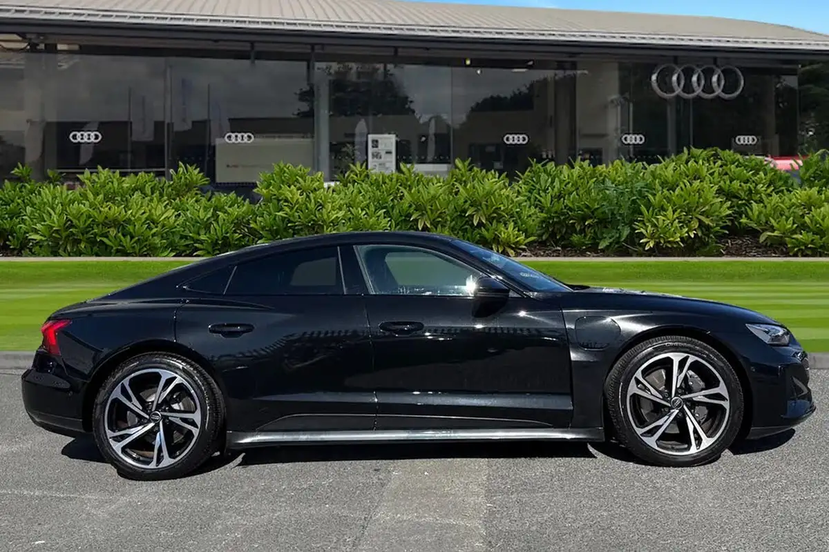 2022-audi-e-tron-gt-e-big-2