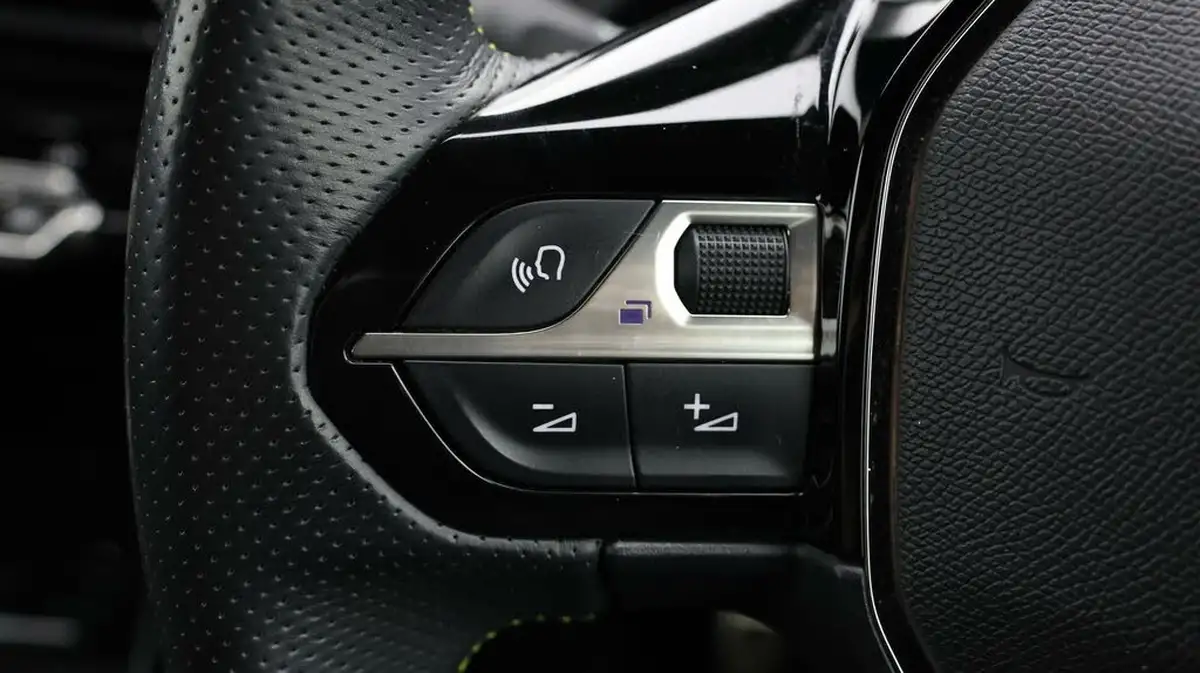 2021-peugeot-208-e-gt-premium-big-20