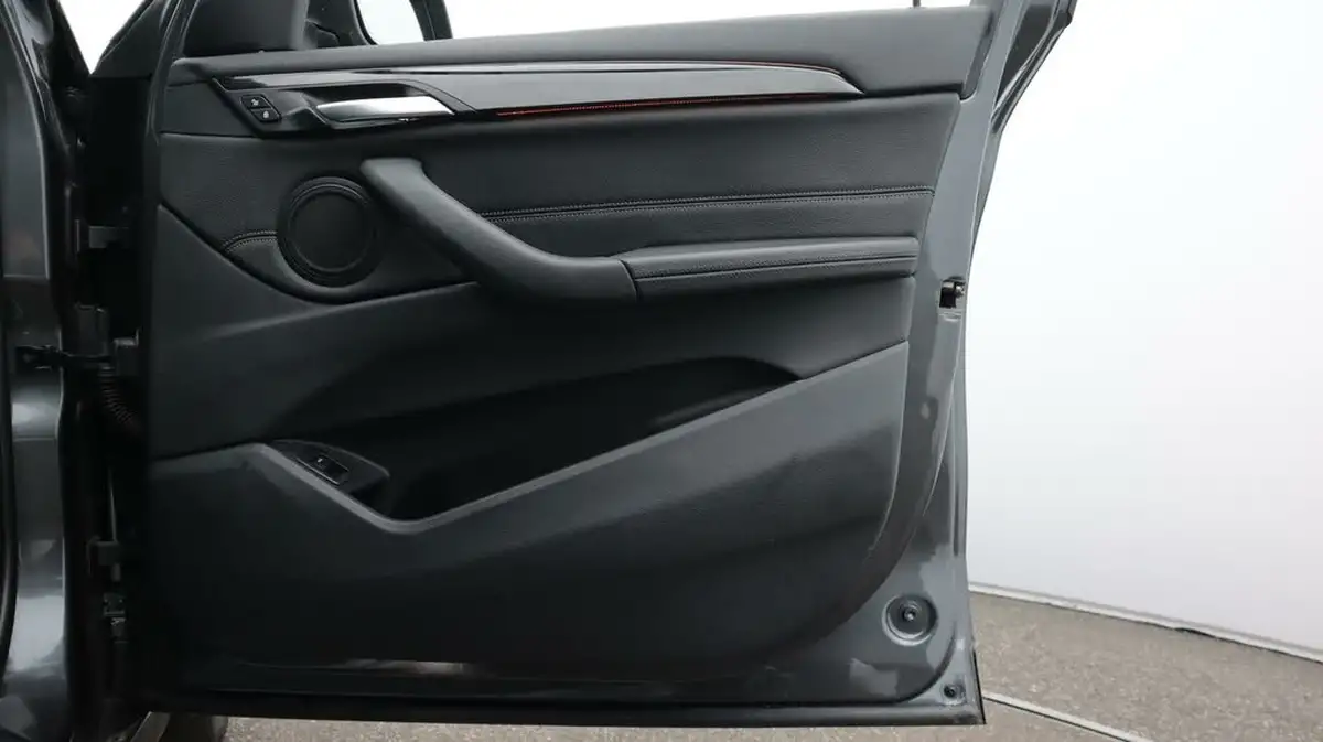 2020-bmw-x1-15-sdrive18i-xline-big-15