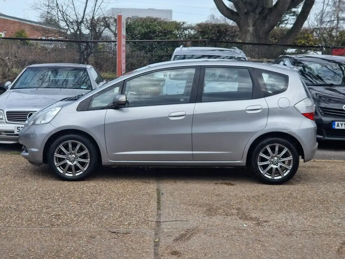 2010-honda-jazz-14-si-big-5
