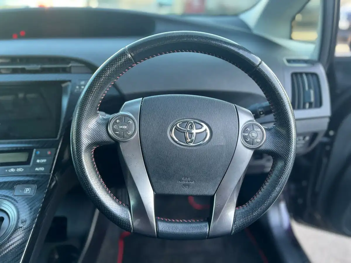 2012-toyota-prius-big-18