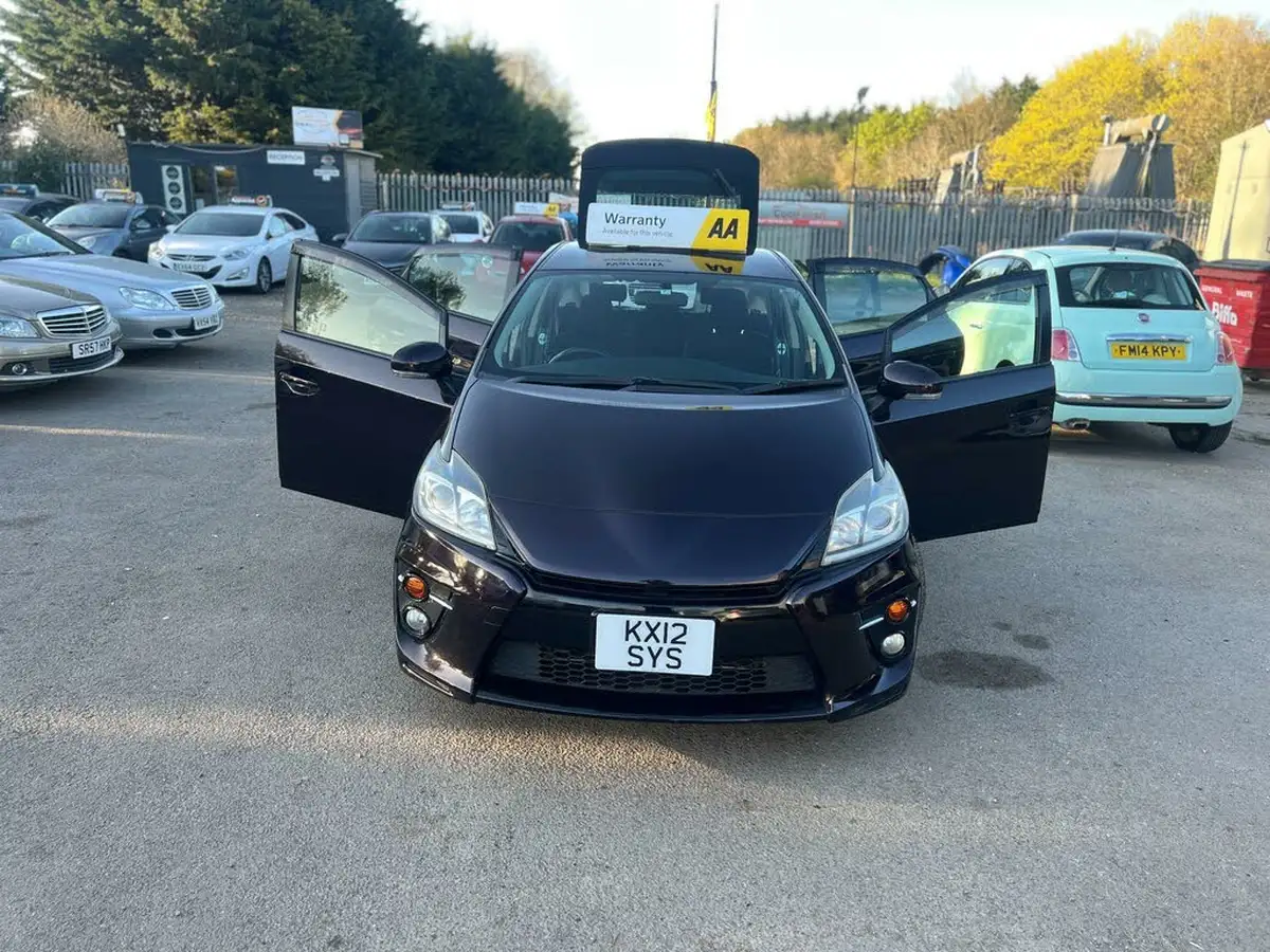 2012-toyota-prius-big-16
