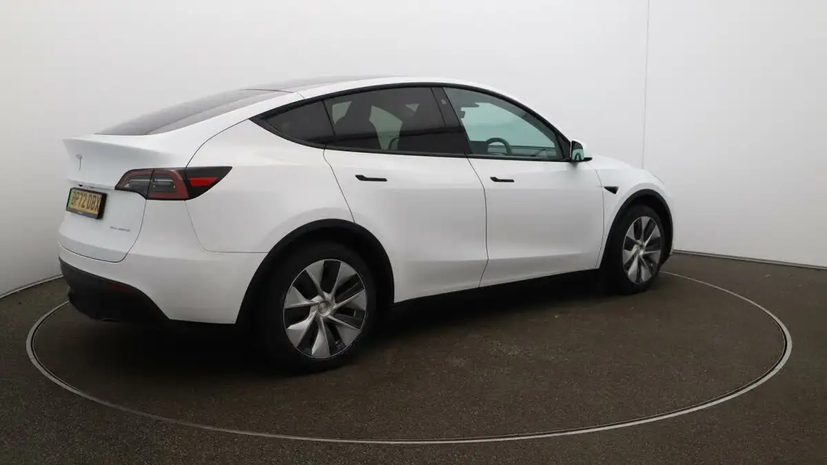 2023-tesla-model-y-e-long-range-big-44