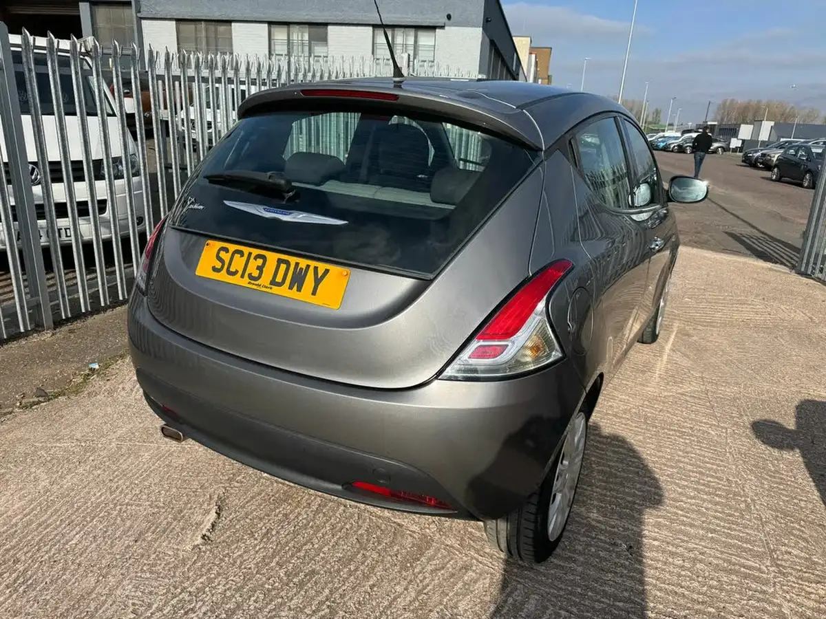 2013-chrysler-ypsilon-12-s-big-6