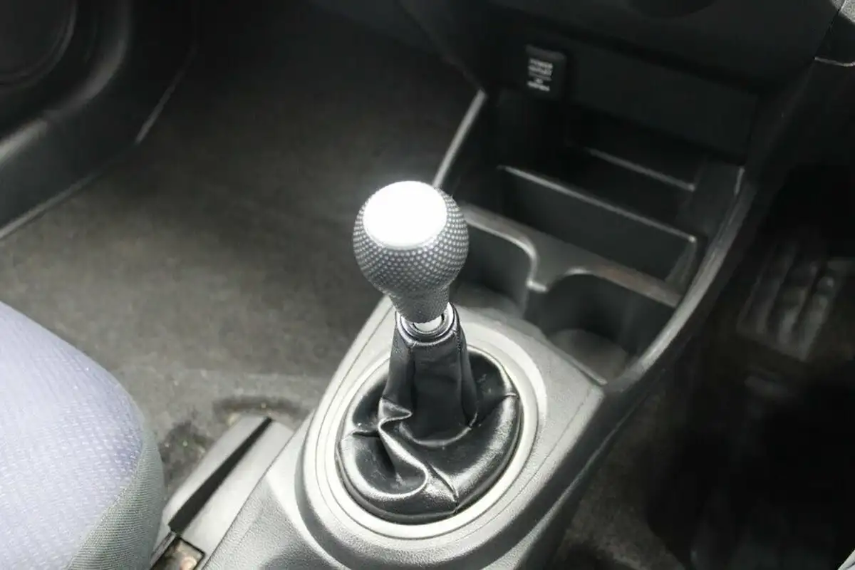 2013-honda-jazz-12-i-vtec-s-big-32