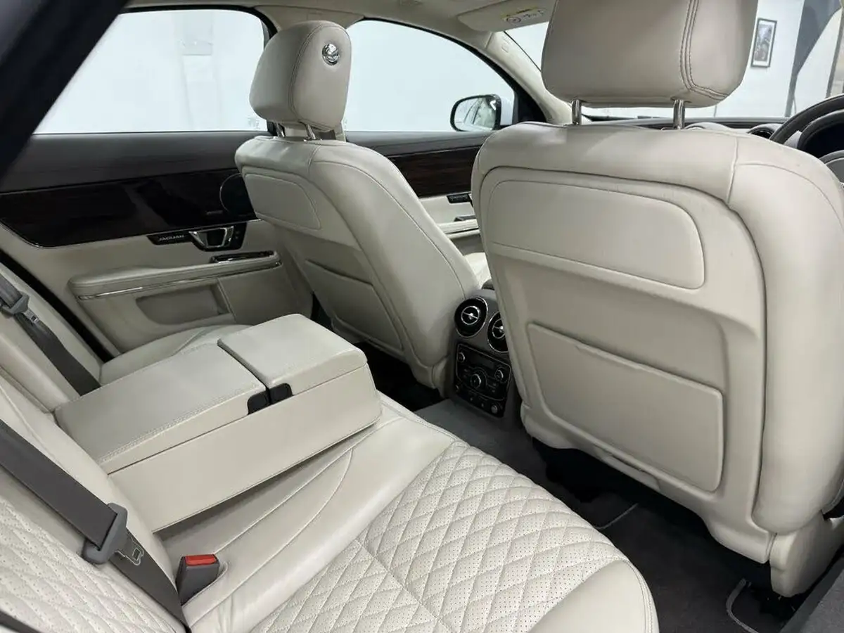2016-jaguar-xj-series-30td-xj-portfolio-30tdv6-296bhp-swb-big-17