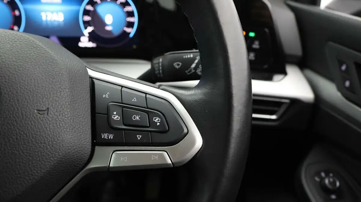 2022-volkswagen-golf-20tdi-life-hatchback-big-21