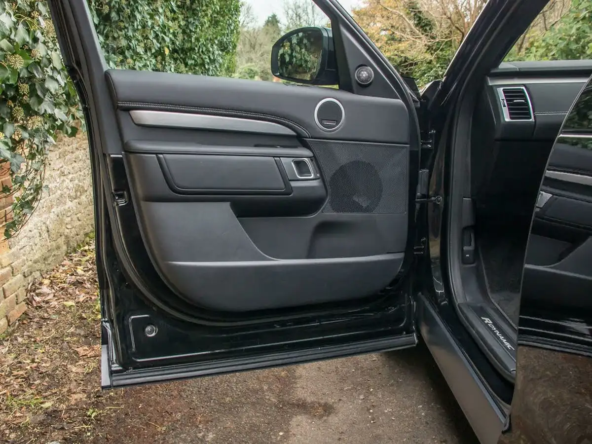 2023-land-rover-discovery-30-d300-dynamic-hse-big-14