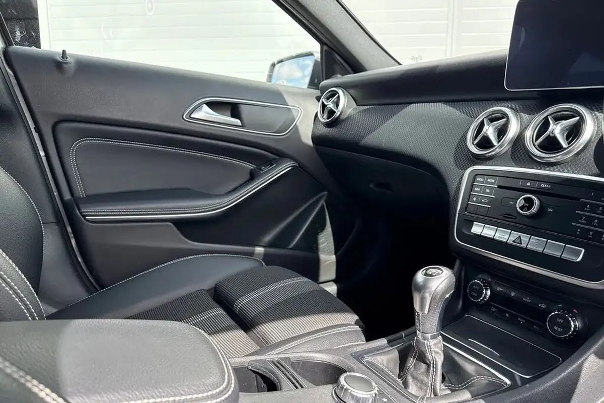 2018-mercedes-benz-a-class-16-a180-sport-edition-ss-big-39