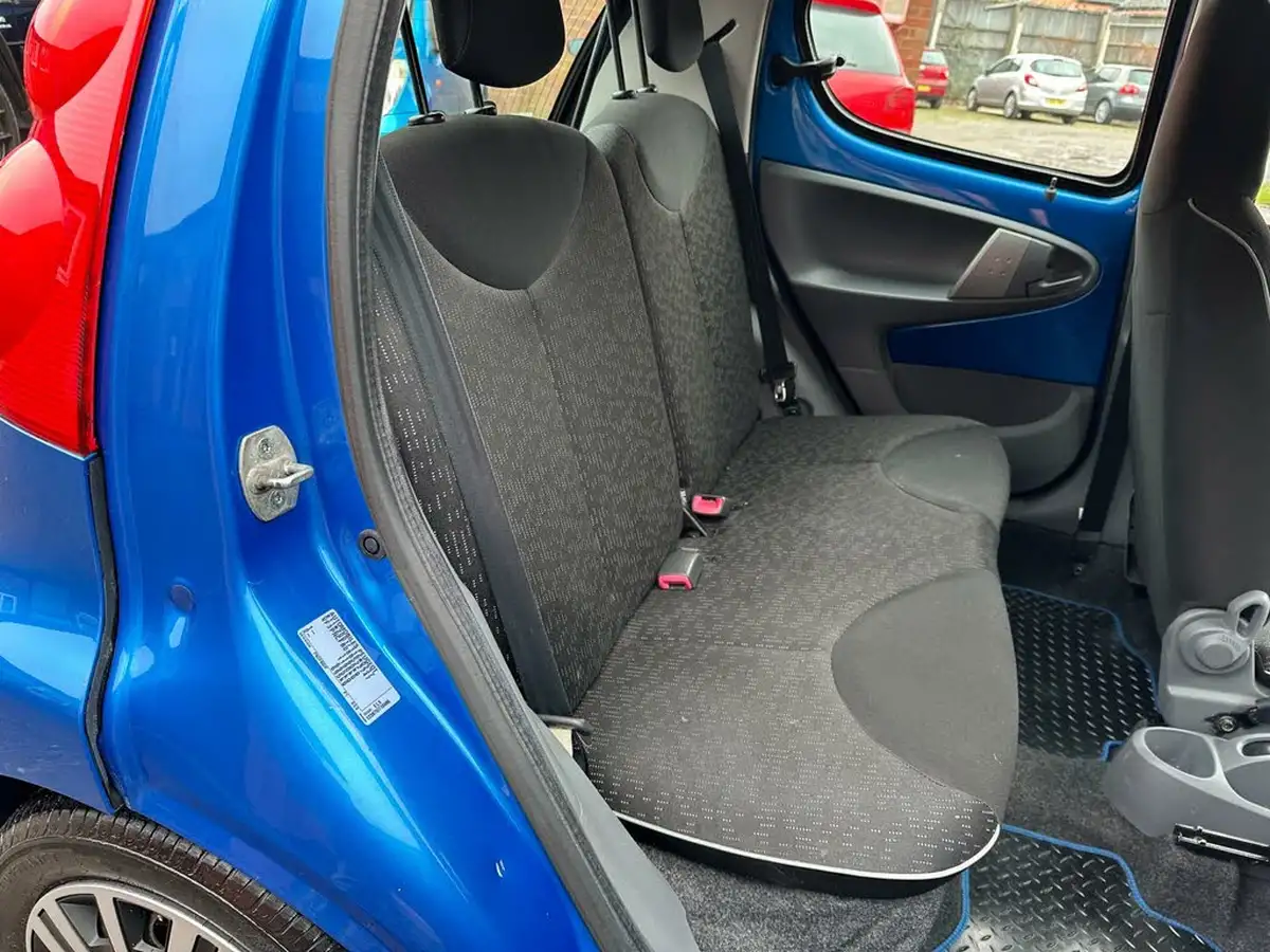 2011-peugeot-107-10-urban-5d-2-tronic-big-15