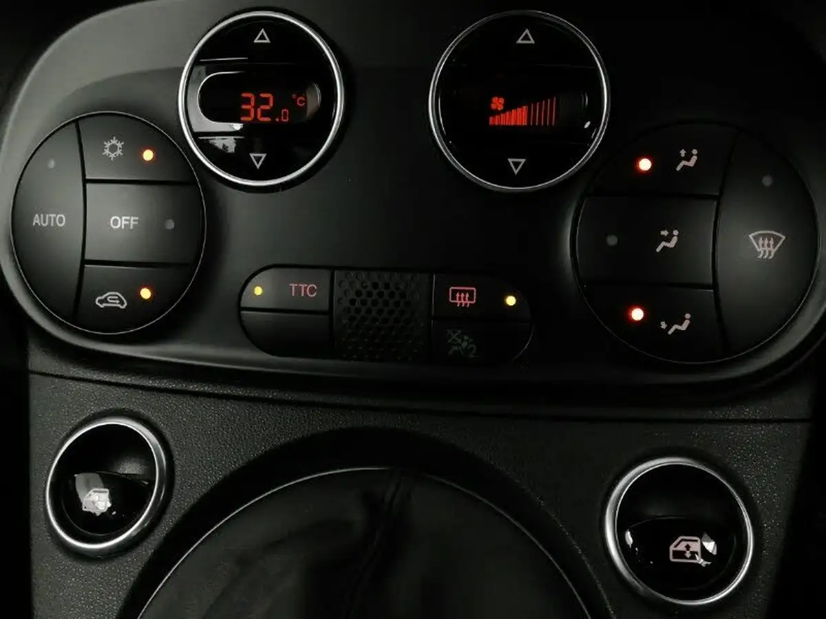 2020-abarth-695-14-tjet-70th-big-15