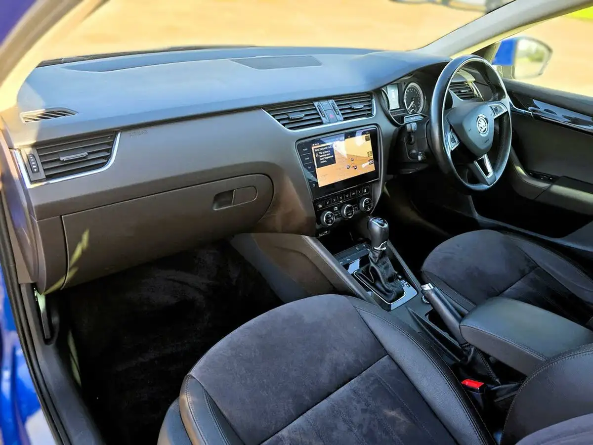 2018-skoda-octavia-20tdi-laurin-klement-estate-dsg-big-24