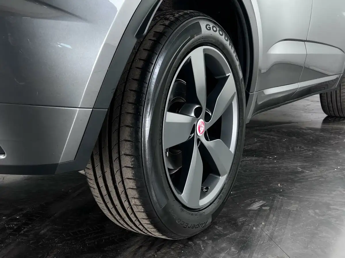 2020-jaguar-e-pace-20-i4-chequered-flag-200ps-big-8