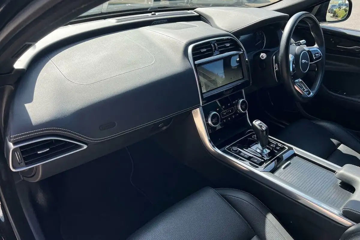 2021-jaguar-xe-20-p250-r-dynamic-black-big-39