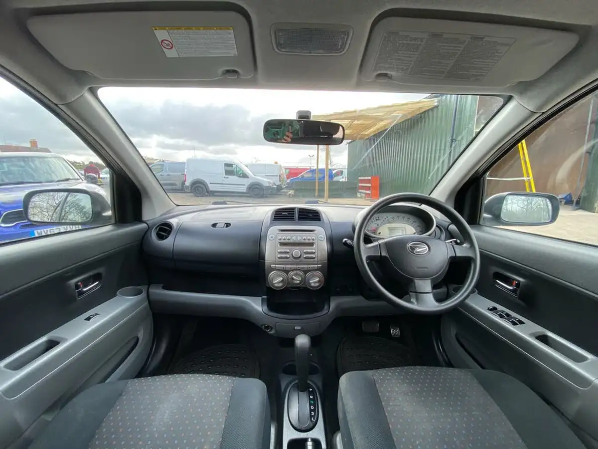 2009-daihatsu-sirion-13-se-auto-big-33