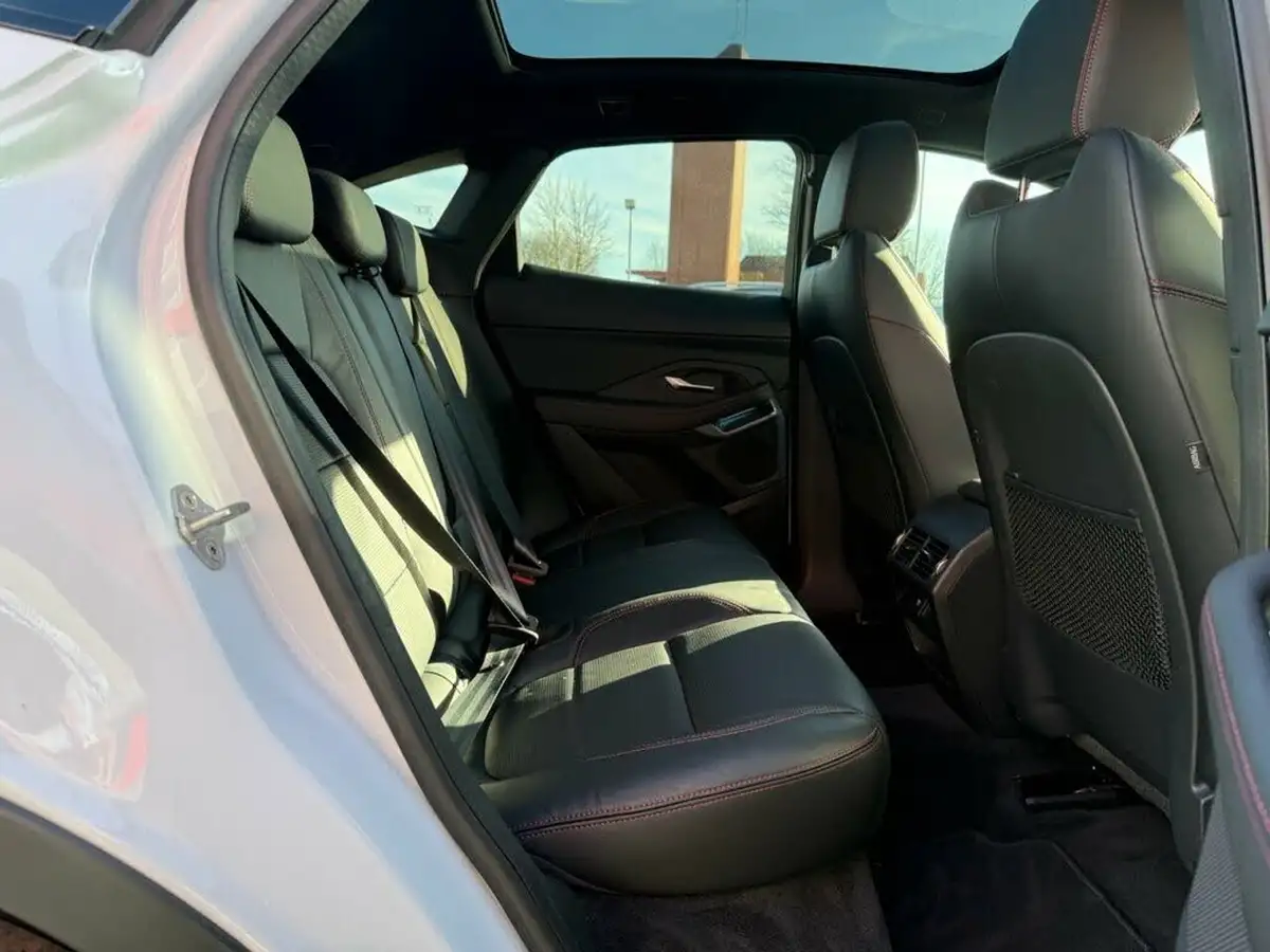 2020-jaguar-e-pace-20-i4d-chequered-flag-180ps-big-57