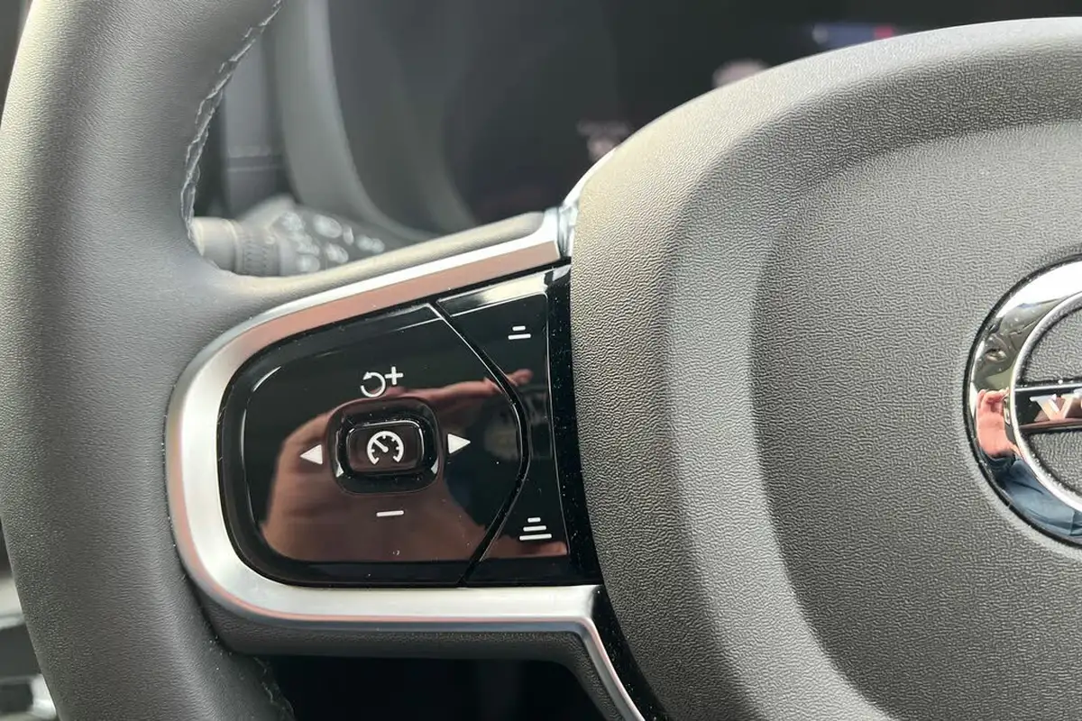 2024-volvo-xc60-20-t8-ultimate-dark-big-10