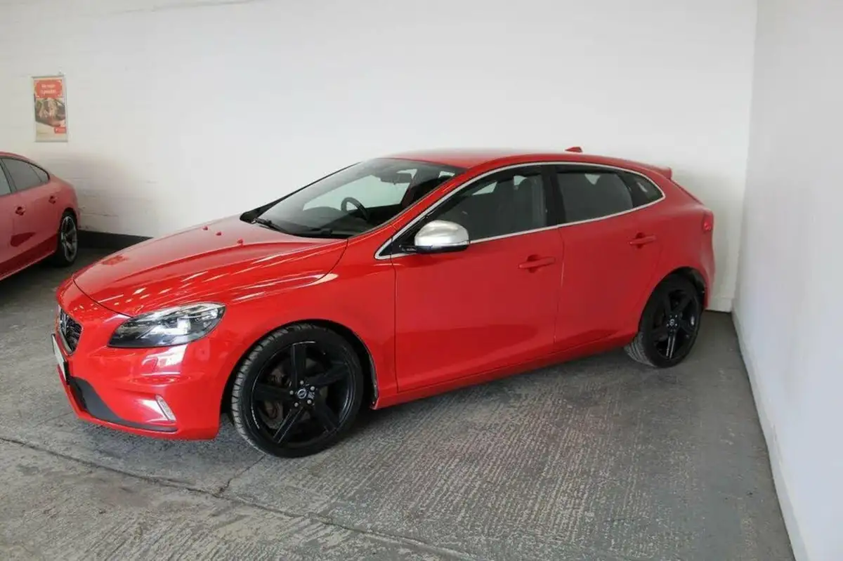 2013-volvo-v40-20td-d3-r-design-big-3