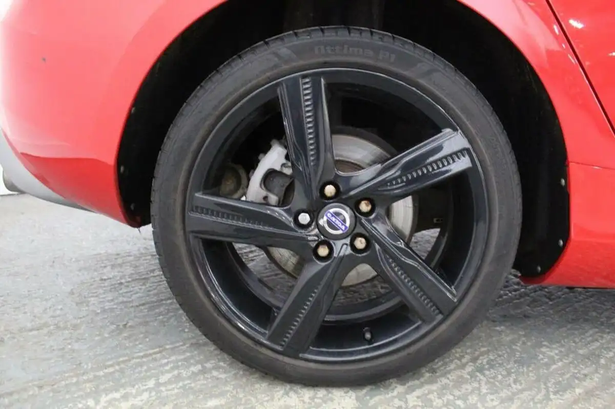 2013-volvo-v40-20td-d3-r-design-big-46