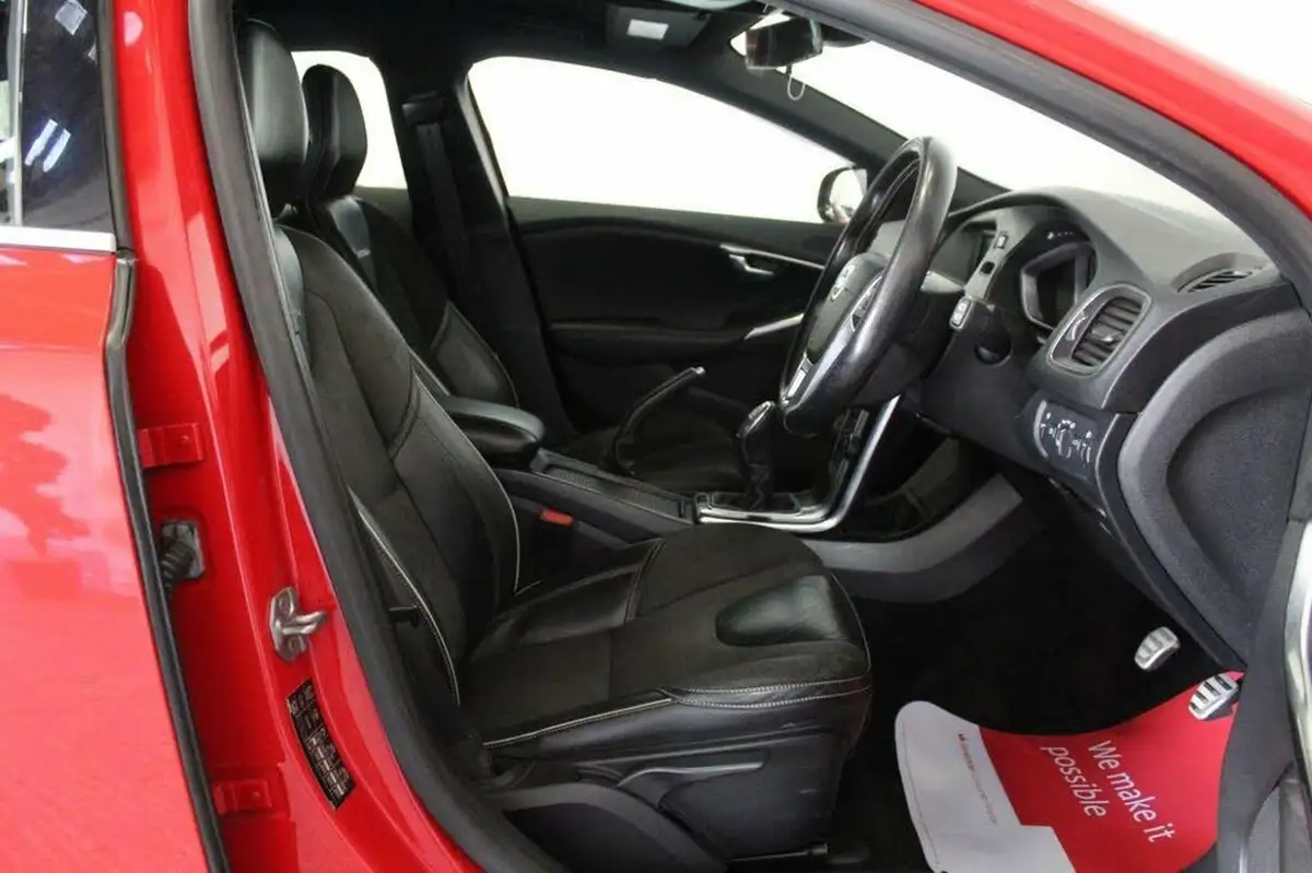 2013-volvo-v40-20td-d3-r-design-big-22