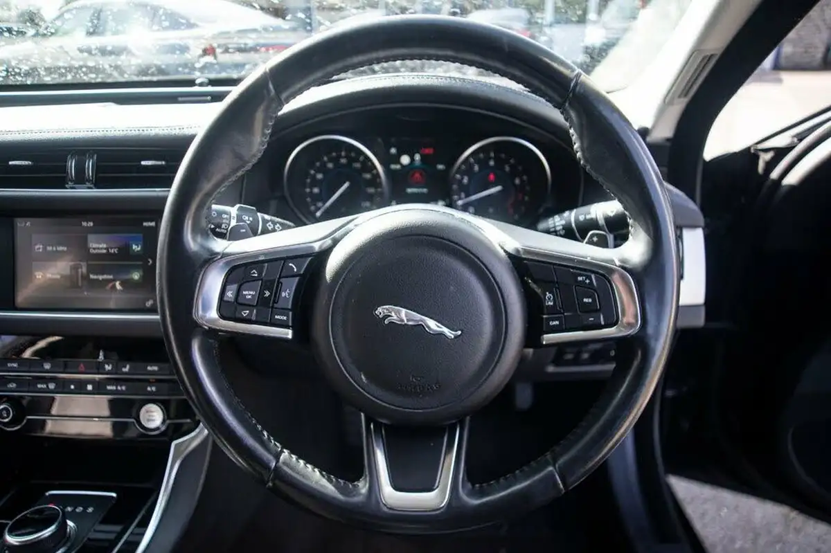 2018-jaguar-xf-20i-prestige-200ps-saloon-4d-1999cc-big-3