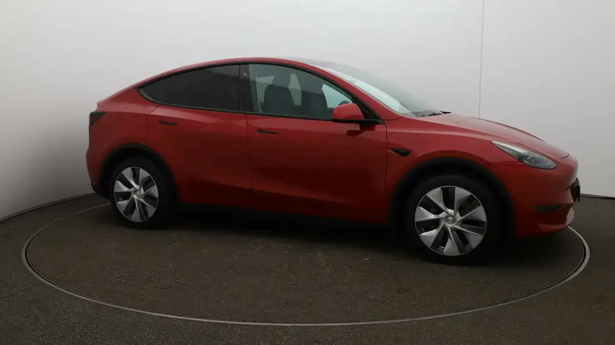 2022-tesla-model-y-e-long-range-big-38