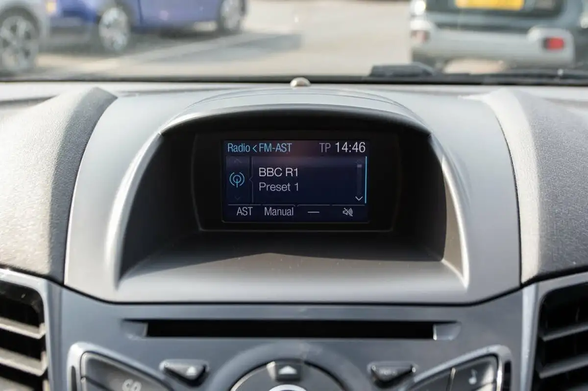 2016-ford-fiesta-10t-zetec-100ps-ecoboost-ss-3d-big-21