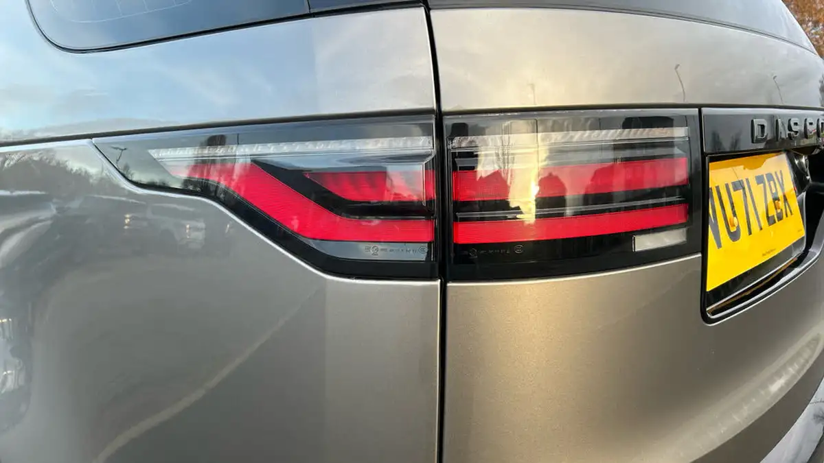 2021-land-rover-discovery-30-d300-r-dynamic-hse-big-18