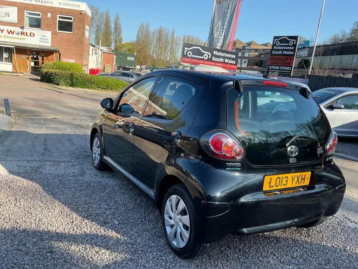 2013-toyota-aygo-10-aygo-ice-5d-big-70