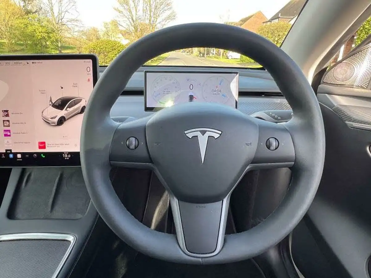 2022-tesla-model-y-e-long-range-big-6