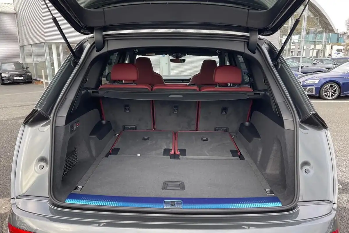 2025-audi-sq7-40-tfsi-black-edition-big-5