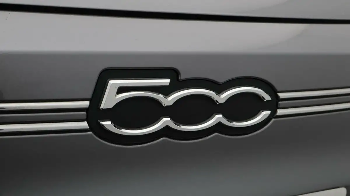 2021-fiat-500c-e-la-prima-big-24