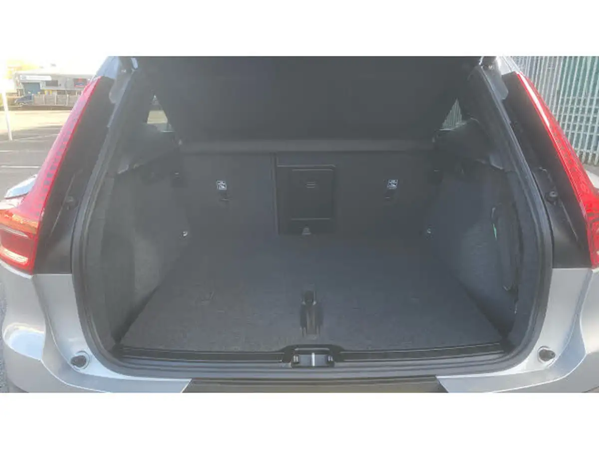 2024-volvo-xc40-20-b4-ultra-bright-big-16