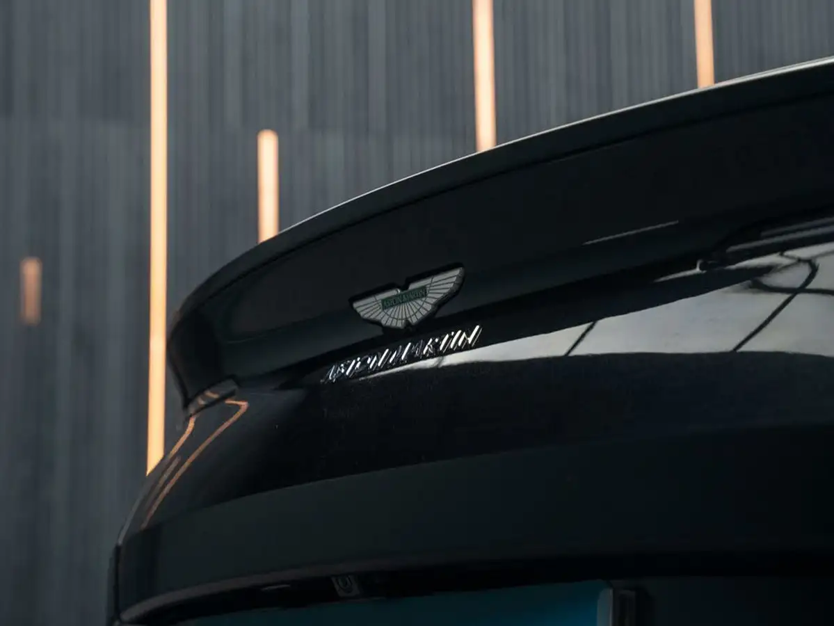 2017-aston-martin-db11-52-v12-big-25