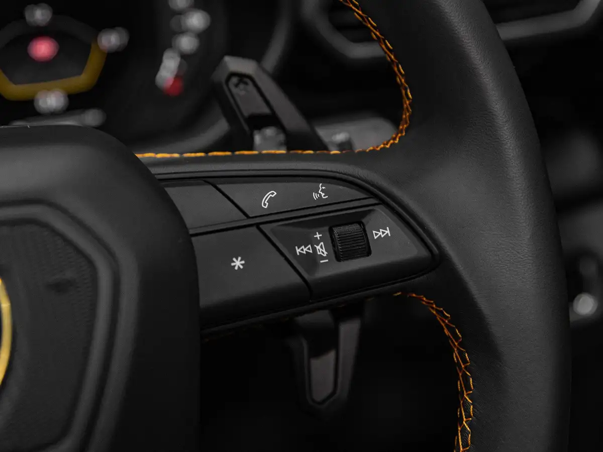 2023-lamborghini-urus-40-no-trim-big-15