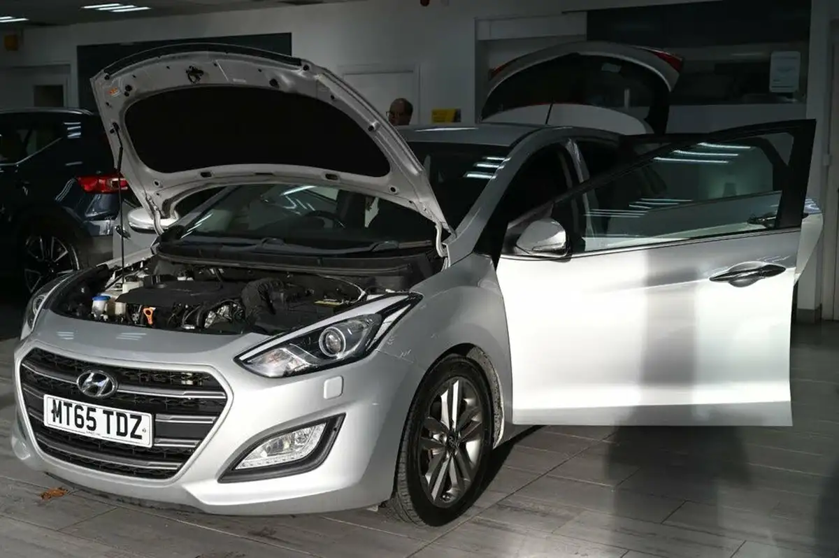 2015-hyundai-i30-16crdi-premium-136ps-blue-drive-hatchback-big-10