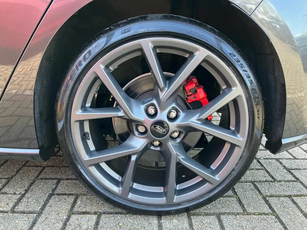 2023-ford-focus-23t-st-hatchback-big-6