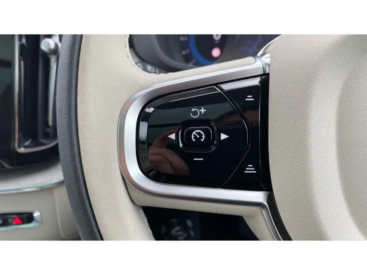 2024-volvo-xc60-20-t8-ultimate-dark-big-17
